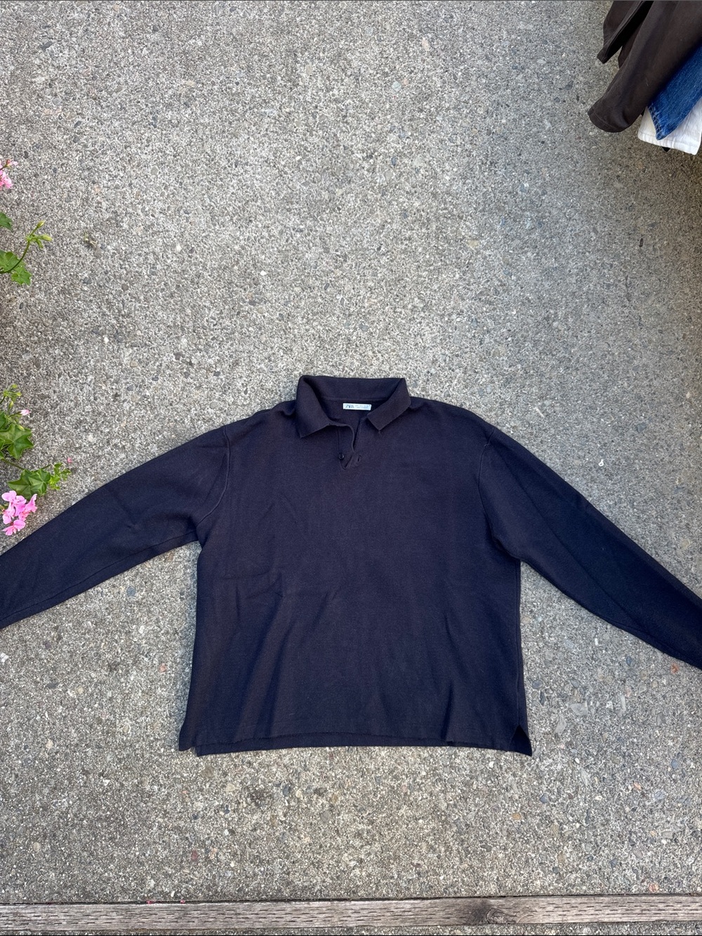 Zara cropped fit long sleeve, L but fits like a M.